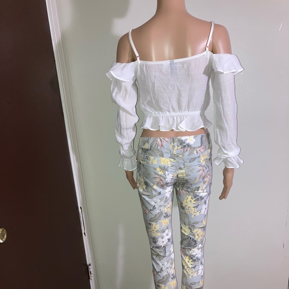 White blouse - Picture 2 of 4
